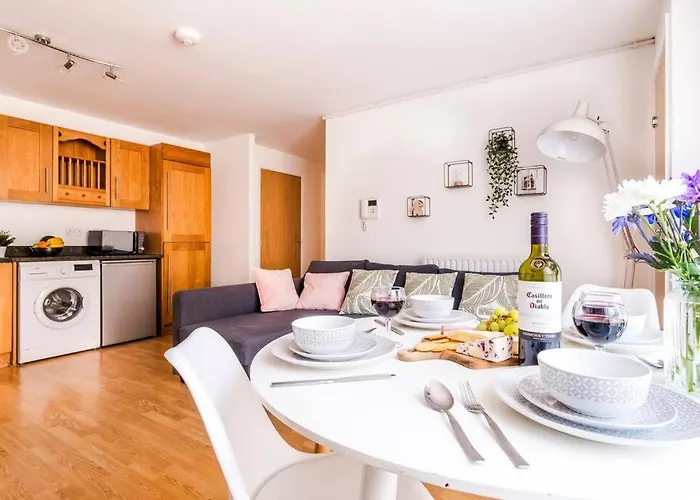 Spacious 2 Bed Flat, Secure Parking Sleeps 5 Contractor And Leisure By Comfy Nest