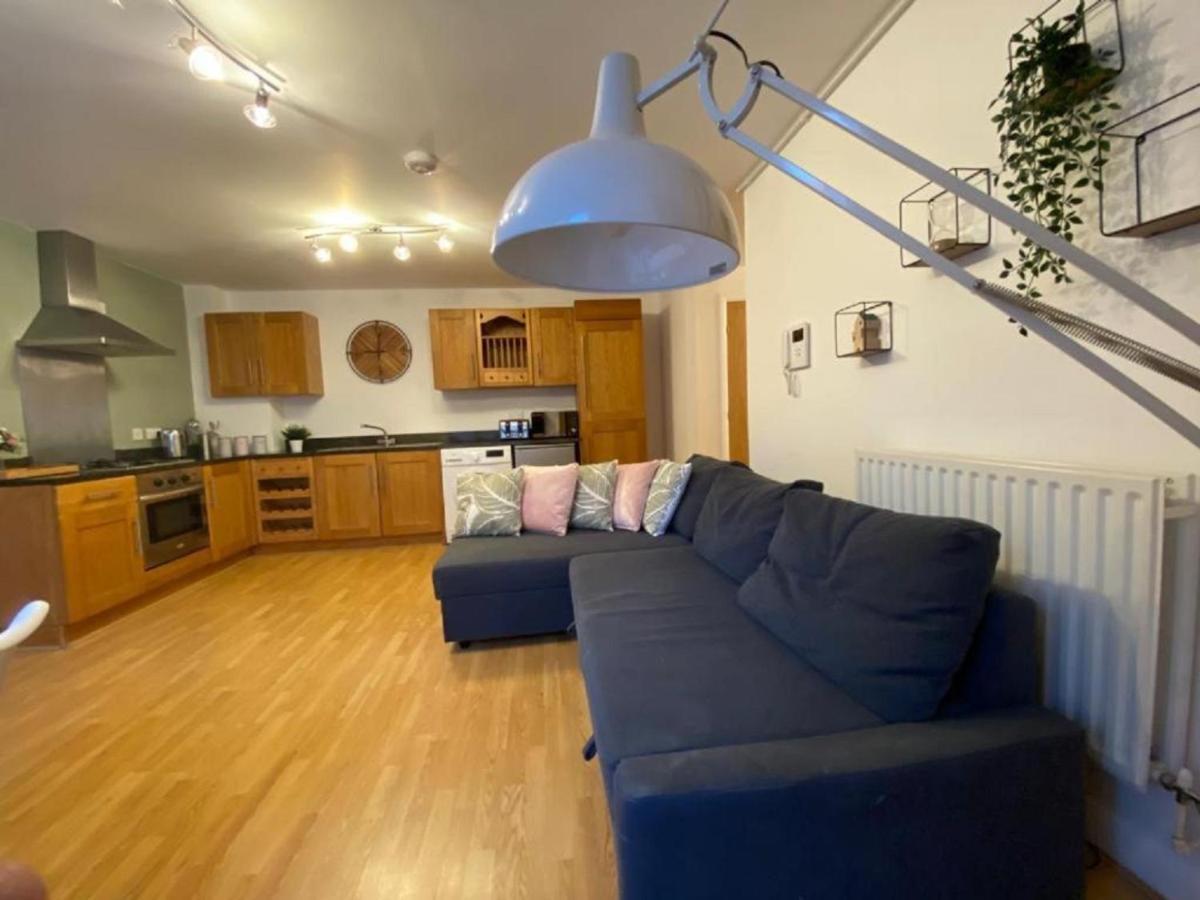 Spacious 2 Bed Flat, Secure Parking Sleeps 5 Contractor And Leisure By Comfy Nest Apartment