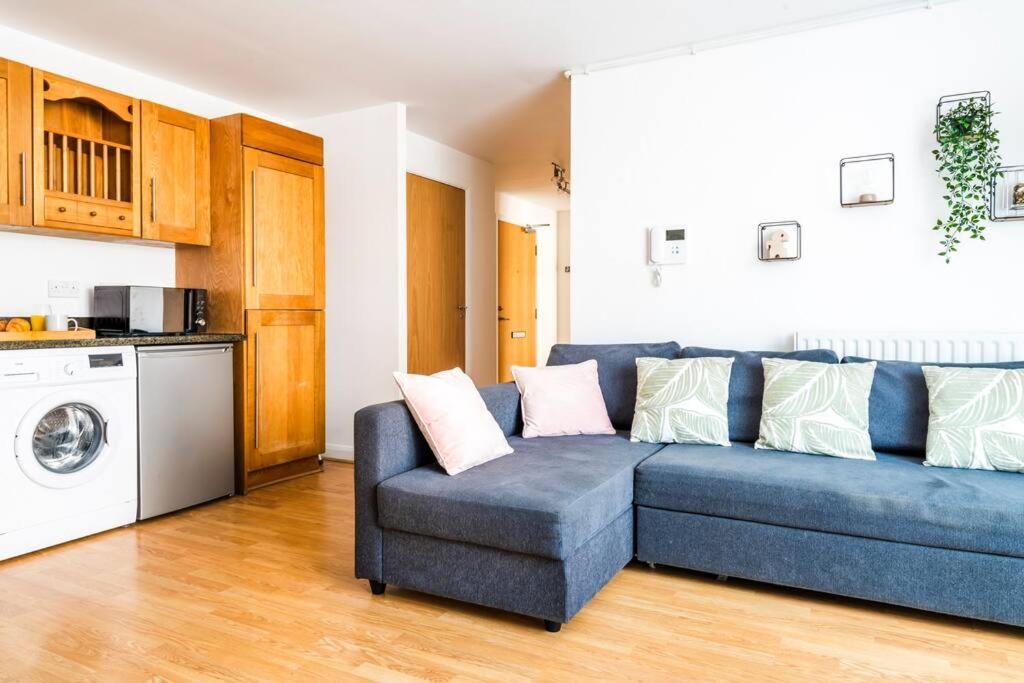Spacious 2 Bed Flat, Secure Parking Sleeps 5 Contractor And Leisure By Comfy Nest Apartamento