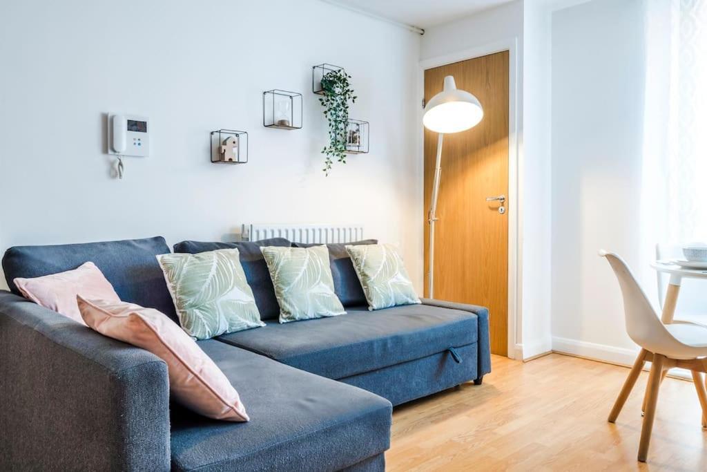 Spacious 2 Bed Flat, Secure Parking Sleeps 5 Contractor And Leisure By Comfy Nest Apartamento *