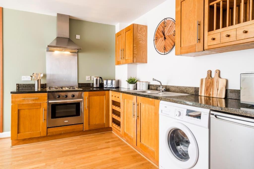 Spacious 2 Bed Flat, Secure Parking Sleeps 5 Contractor And Leisure By Comfy Nest Apartamento Derby