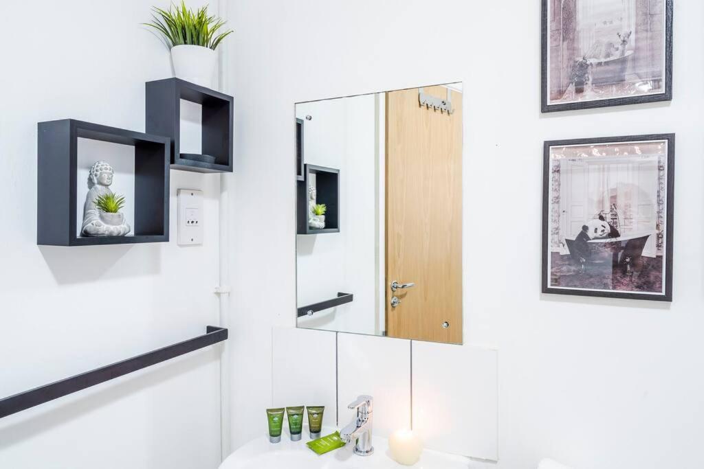 Spacious 2 Bed Flat, Secure Parking Sleeps 5 Contractor And Leisure By Comfy Nest Apartamento